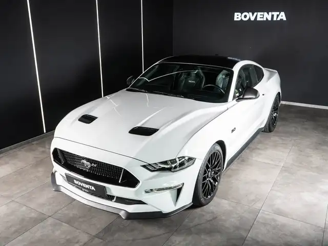 Ford Mustang view 3