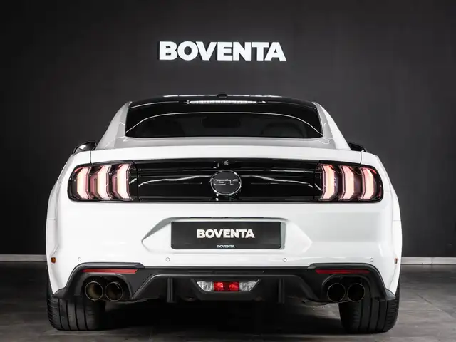 Ford Mustang view 9