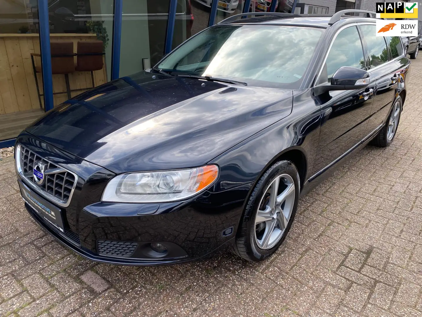 Volvo V70 2.5FT Momentum 230PK H.LEER / ECC / PDC / TREKHAAK Zwart - 1