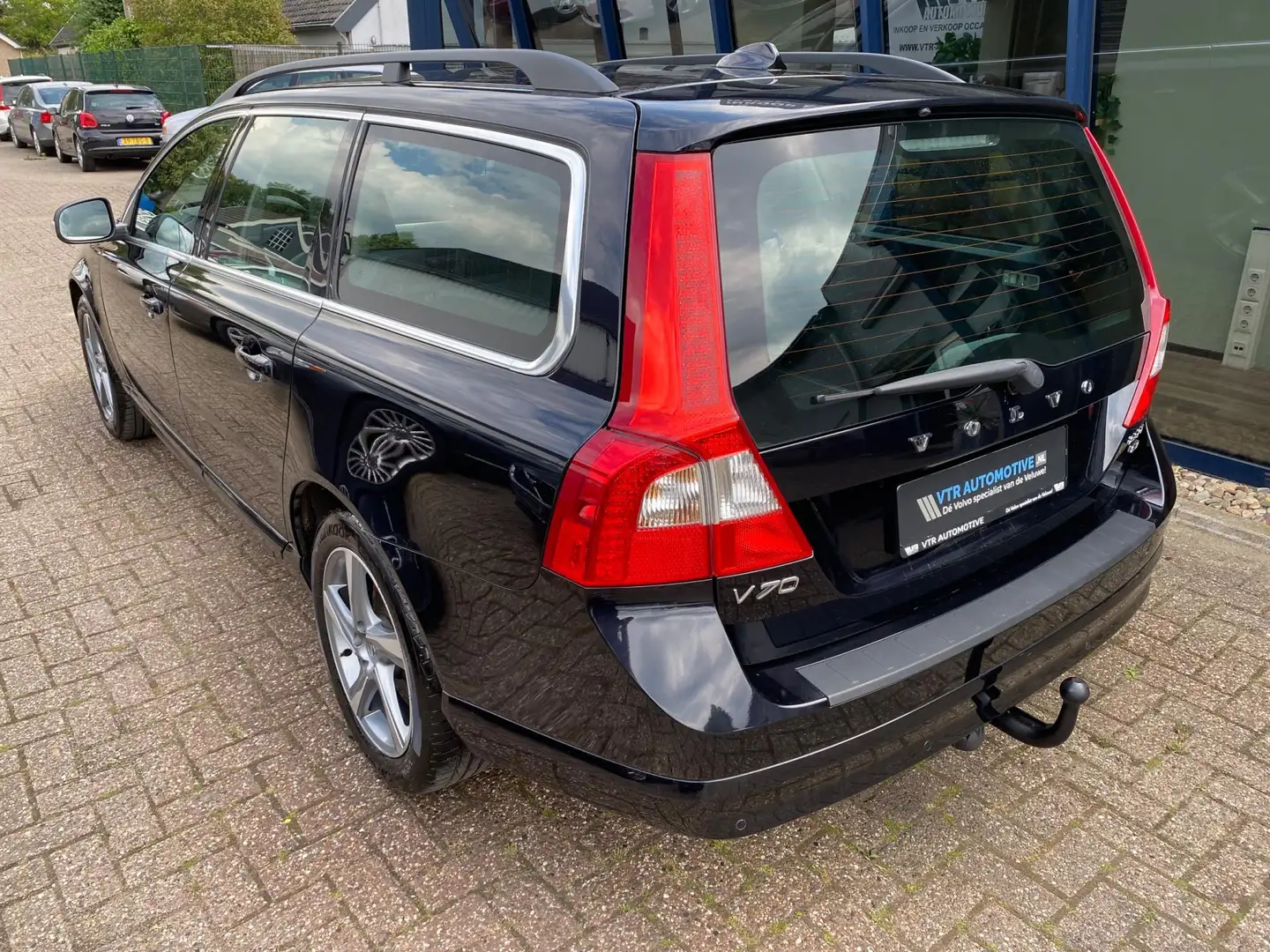 Volvo V70 2.5FT Momentum 230PK H.LEER / ECC / PDC / TREKHAAK Zwart - 2