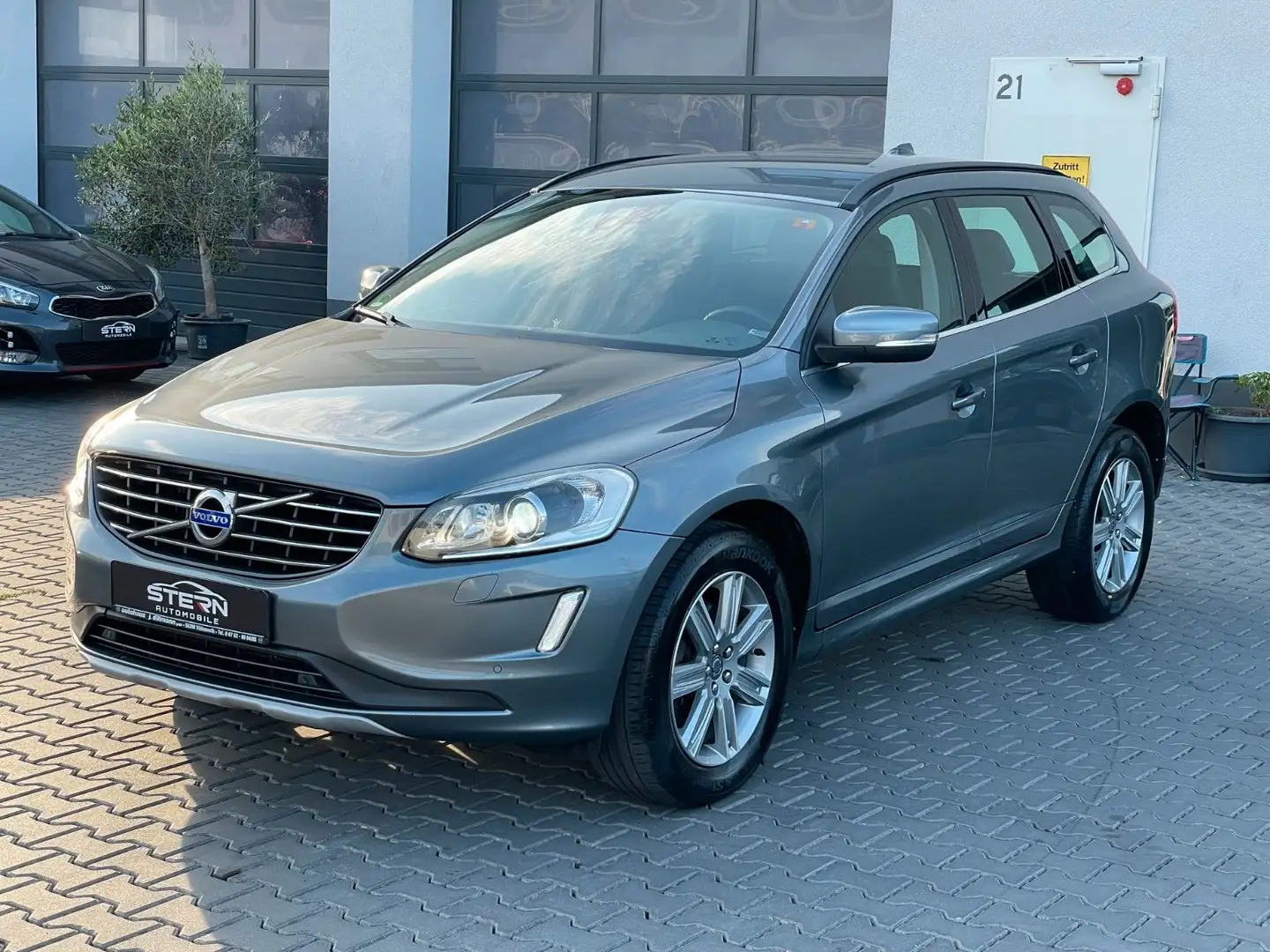 Volvo XC60 D3 Momentum Automat  Facelift Digital 1Hand Gris - 1