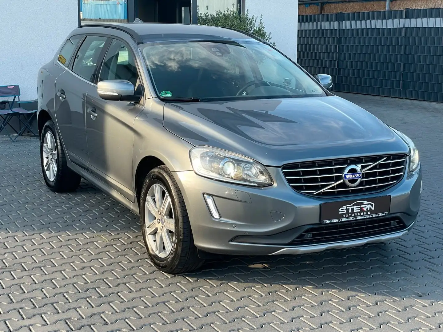 Volvo XC60 D3 Momentum Automat  Facelift Digital 1Hand Grau - 2
