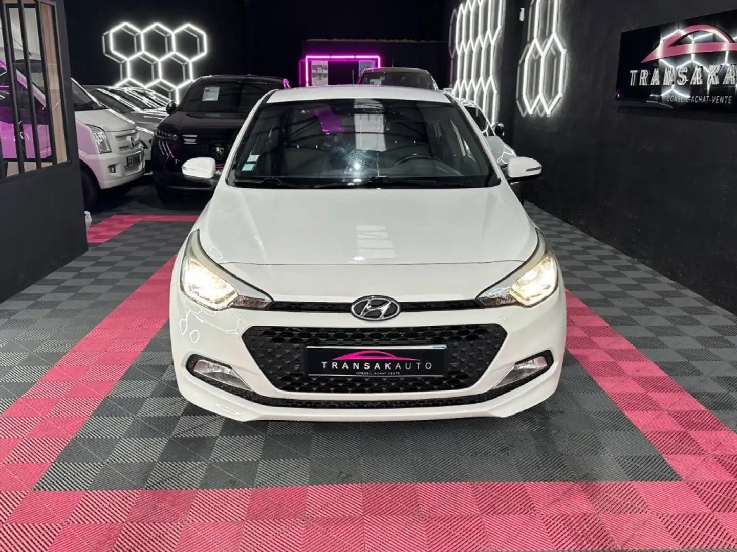 Hyundai i20 Edition Clim 1.2 75 ch ~ CT OK ~ Climatisation ~ Bluetooth ~ Allumage automatique des phares Blanc - 2
