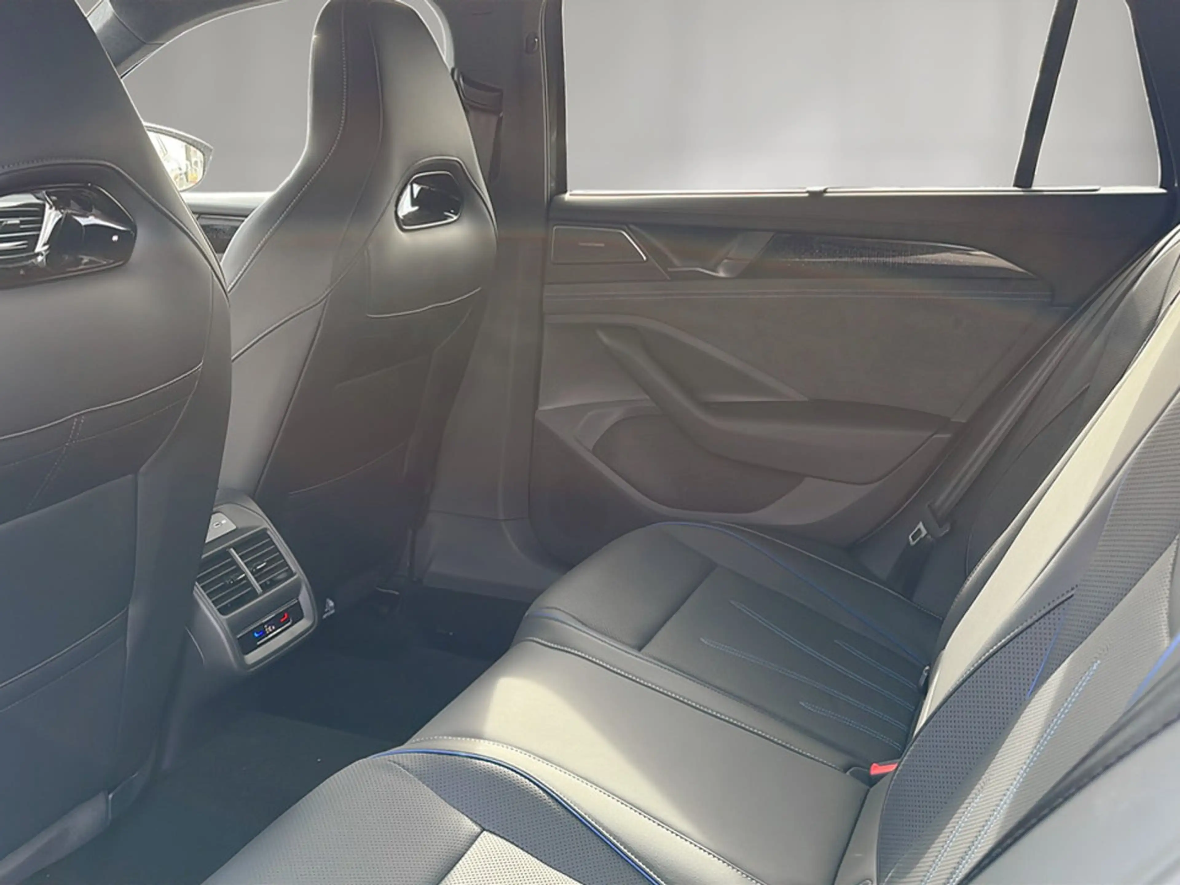 Volkswagen Passat Variant Sport eHybrid 150kW — photo 11