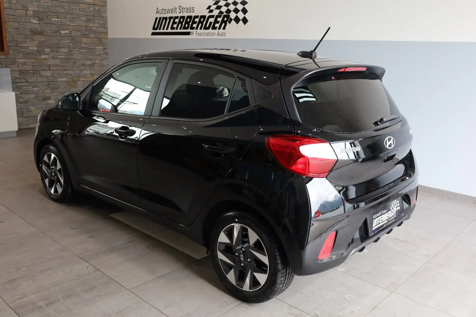 Hyundai i10 i Line Plus 1,0 MT OP3 Schwarz - 2
