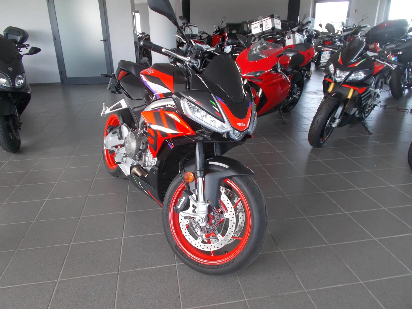 Aprilia Tuono 660 FACTORY Schwarz - 1