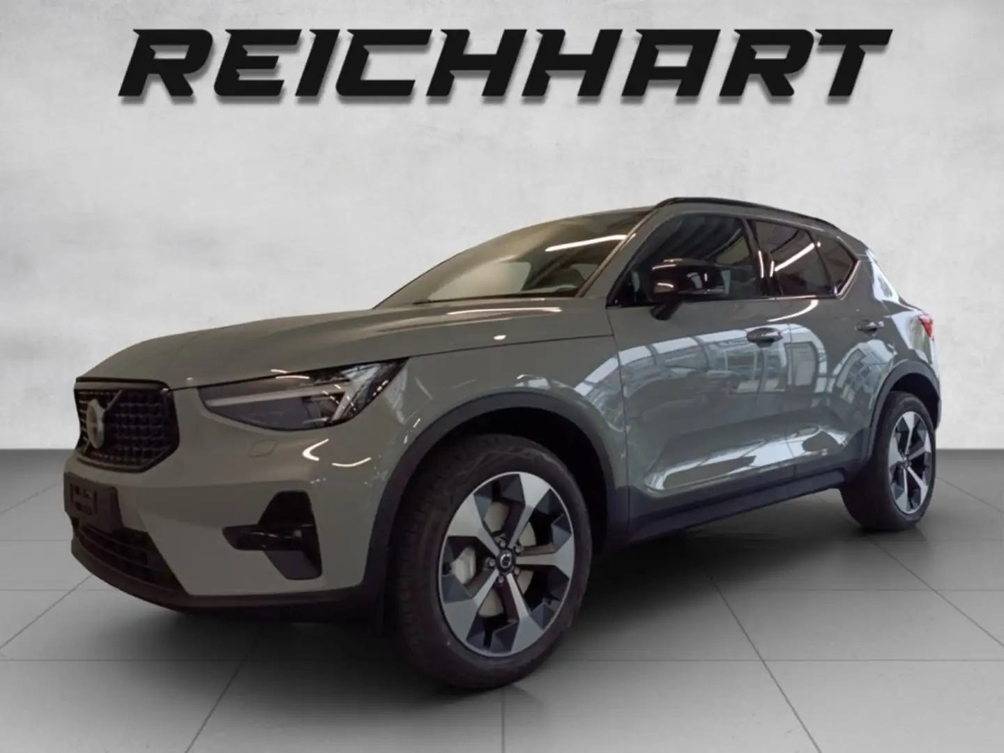 Volvo XC40 Plus, B3 Mild Hybrid, Benzin, Dark Grau - 1
