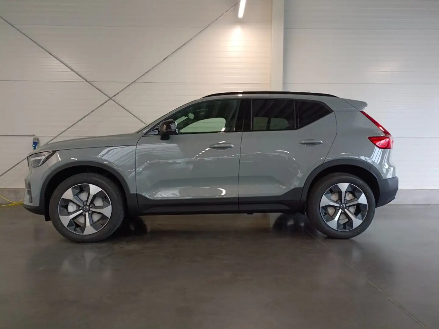 Volvo XC40 Plus, B3 Mild Hybrid, Benzin, Dark Grau - 2