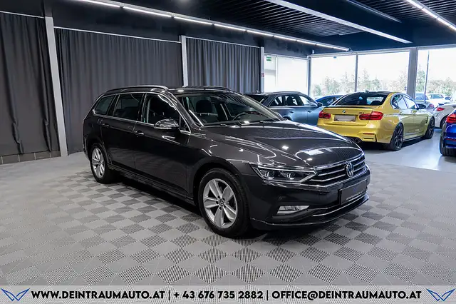 Volkswagen Passat view 4