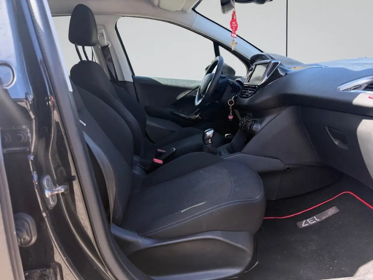 Peugeot 208 208 — photo 18