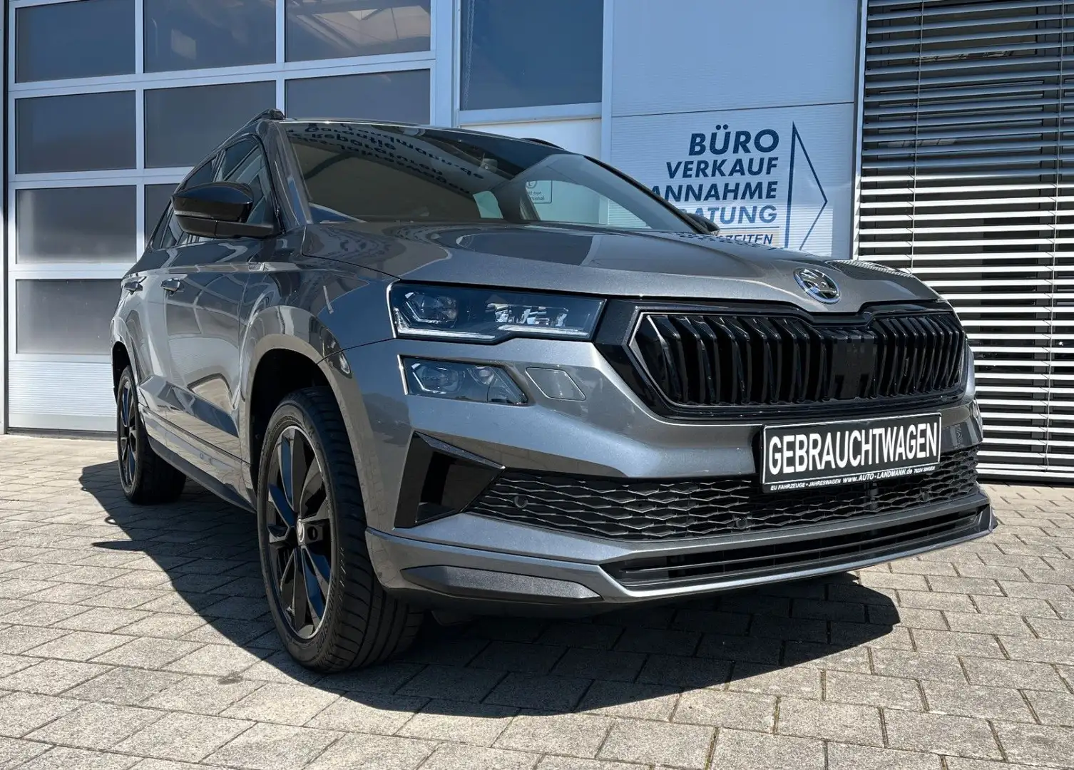 Skoda Karoq 1.5 TSI DSG Sportline KESSY AHK KAM MATRIX Grau - 2