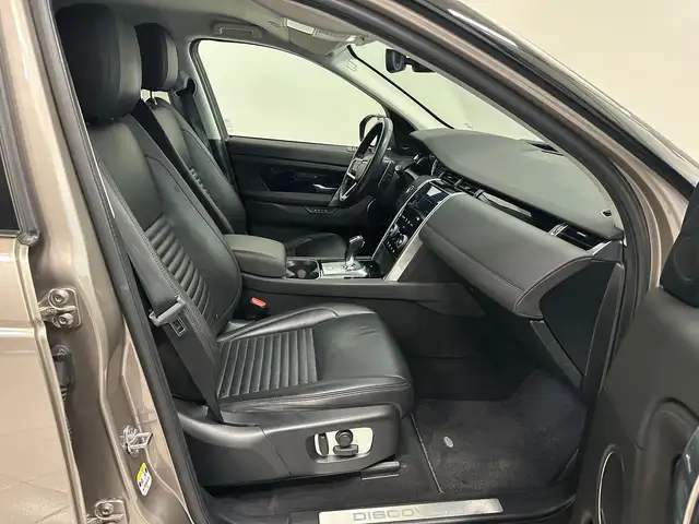 Land Rover Discovery Sport view 5