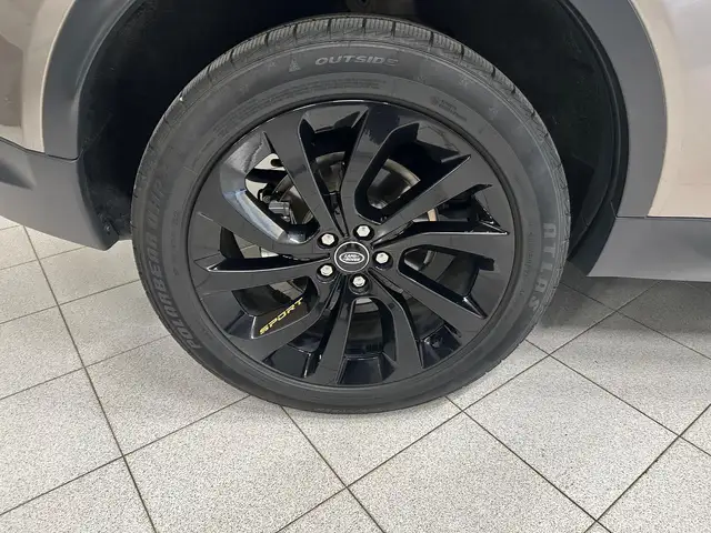 Land Rover Discovery Sport view 9