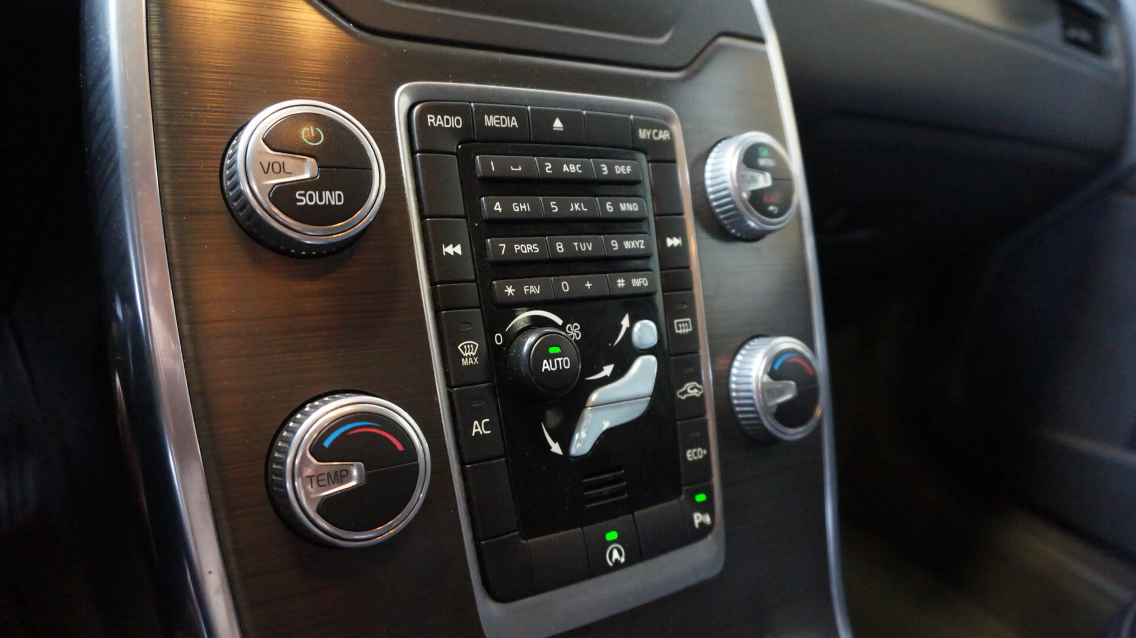 Volvo V70 2.0 T5 Summum — photo 12