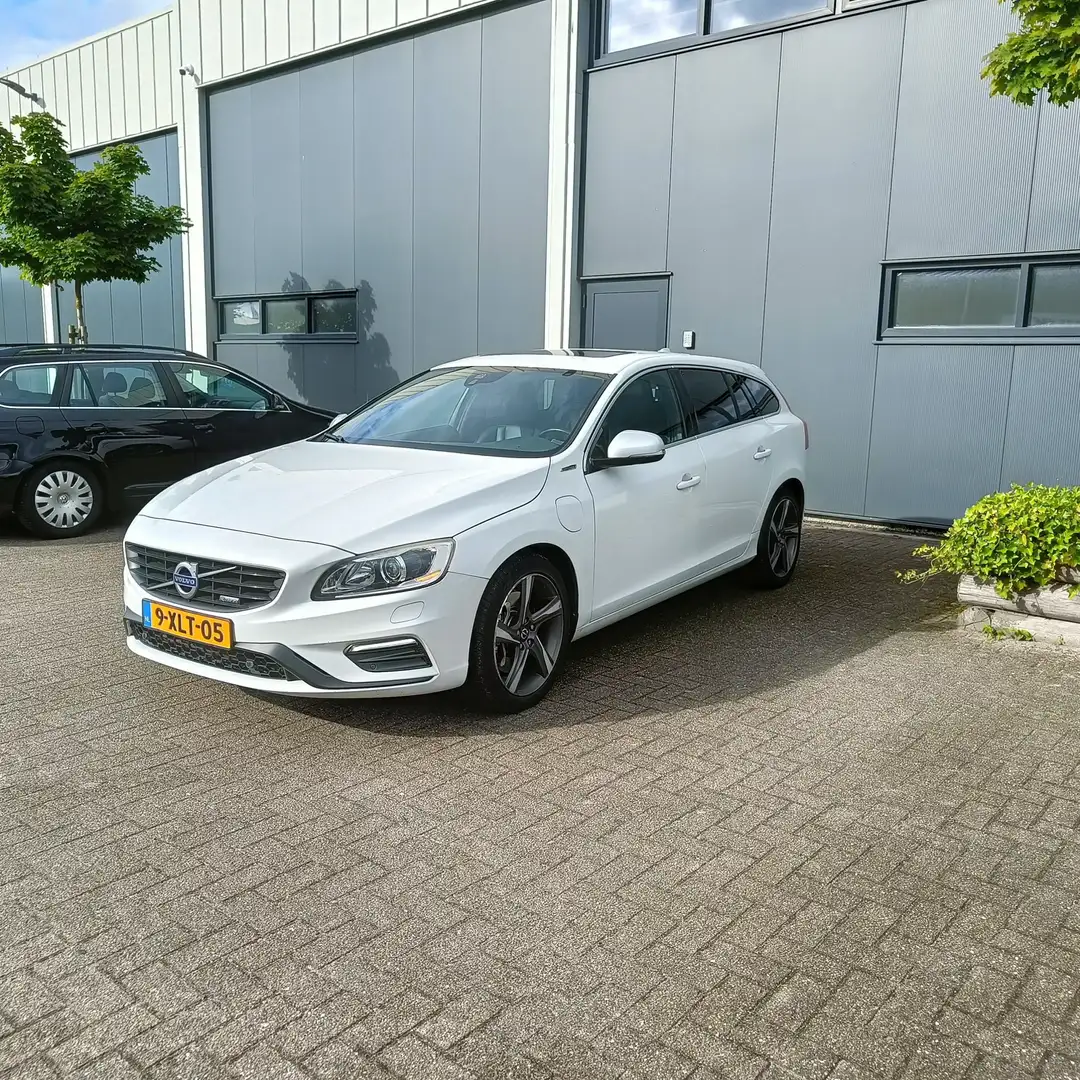 Volvo V60 2.4 D6 AWD Pl.i Sum. Wit - 1