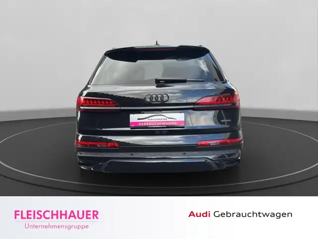 Audi Q7 view 6