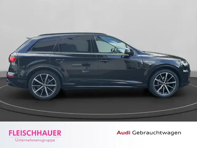 Audi Q7 view 8