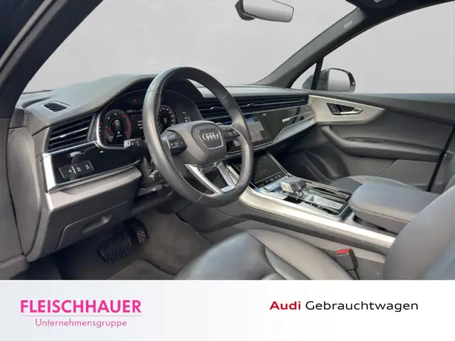 Audi Q7 view 10
