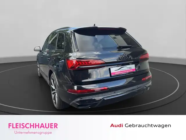 Audi Q7 view 5