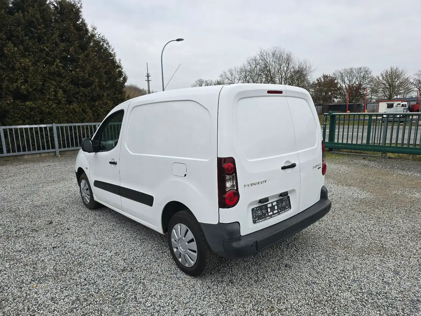 Peugeot Partner L1 Komfort NUR 62000 km TÜV NEU Weiß - 2