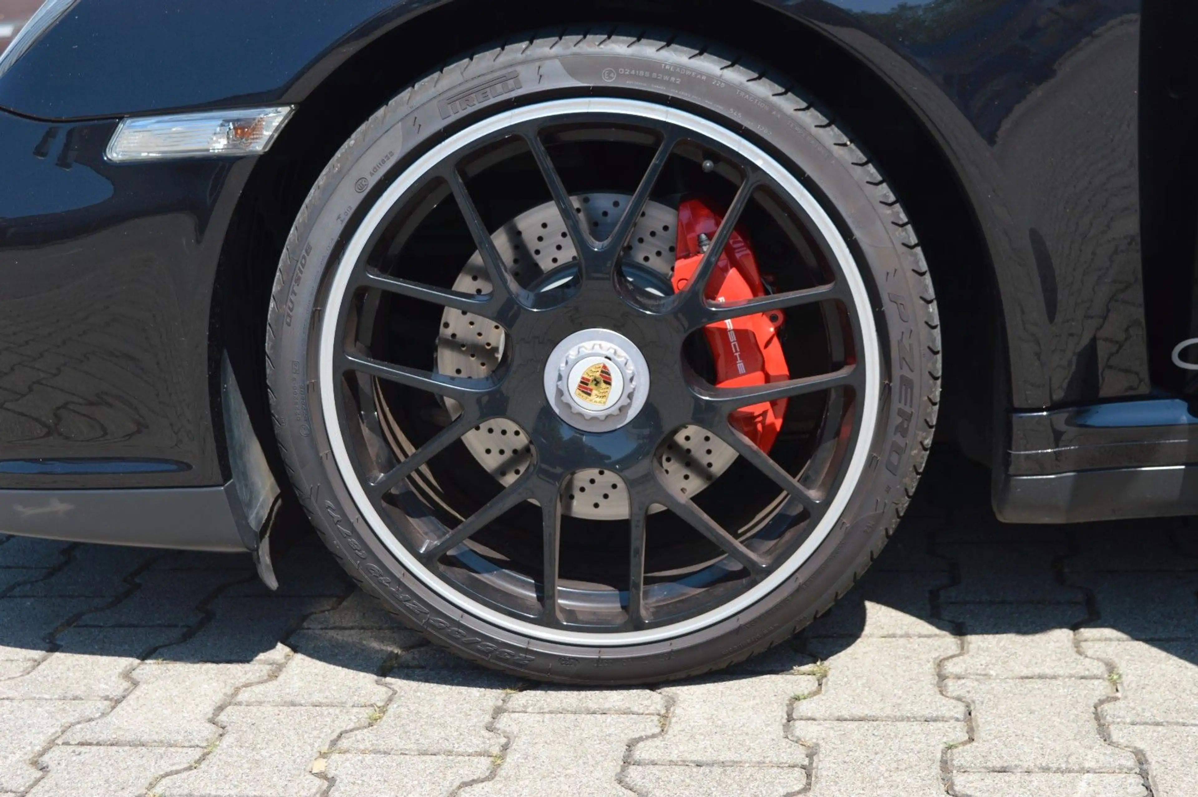 Porsche 911 Carrera 4 GTS Coupe — photo 4