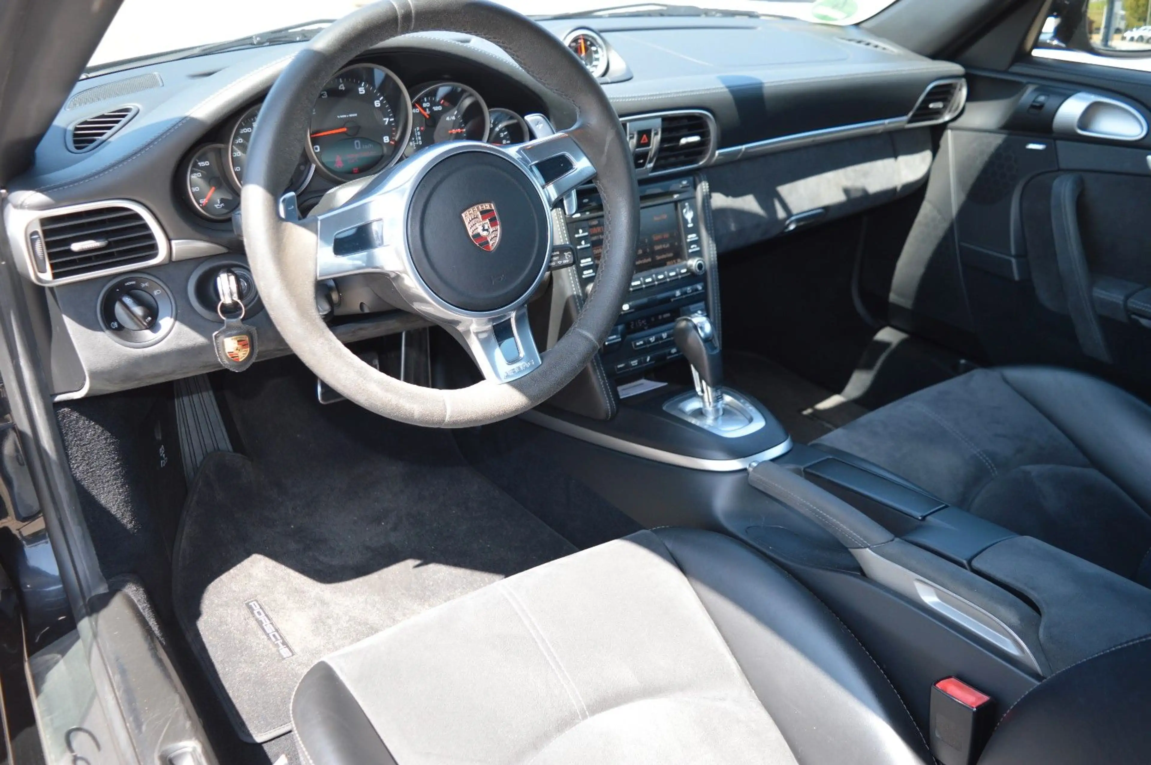 Porsche 911 Carrera 4 GTS Coupe — photo 7