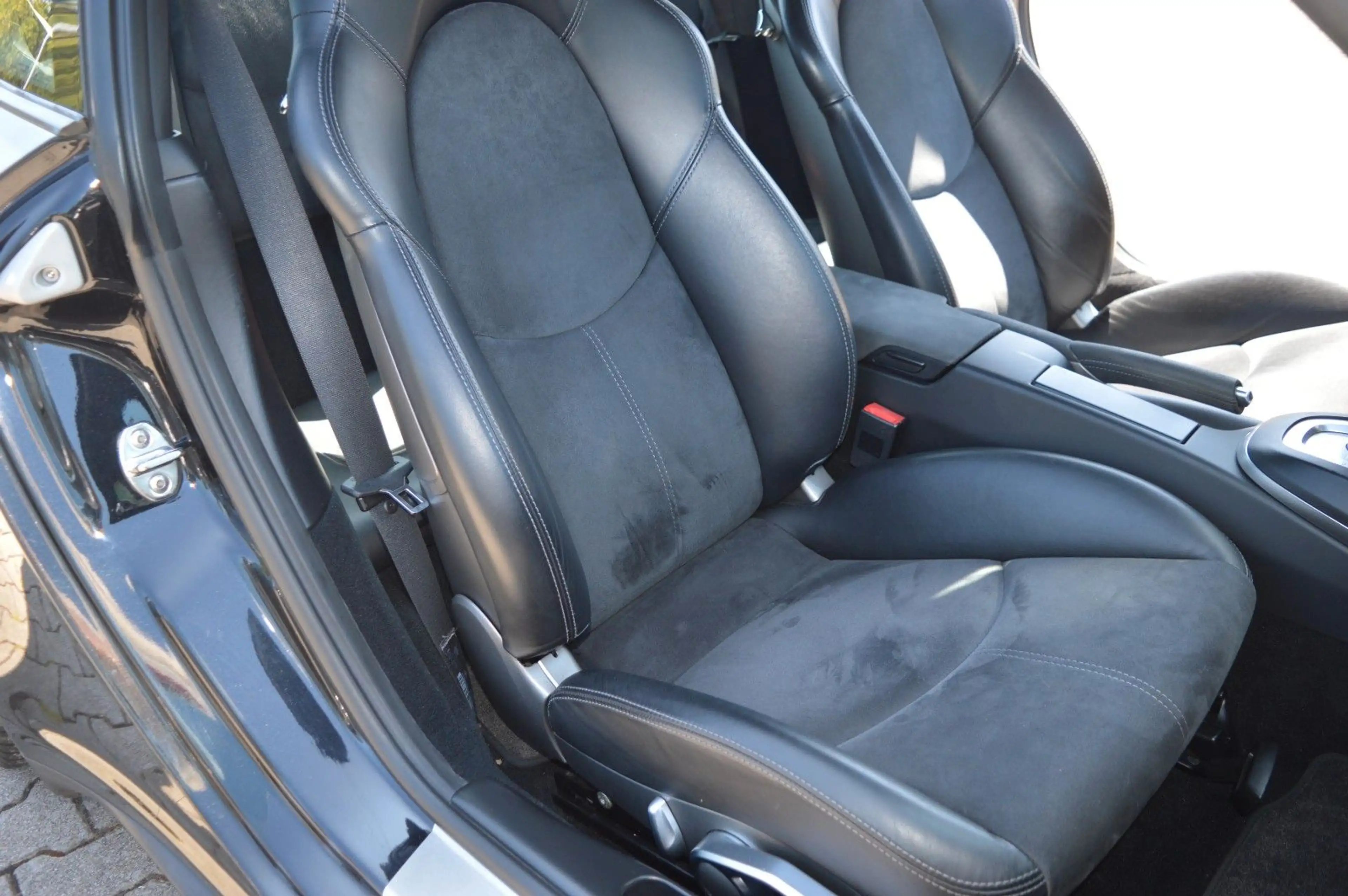 Porsche 911 Carrera 4 GTS Coupe — photo 9