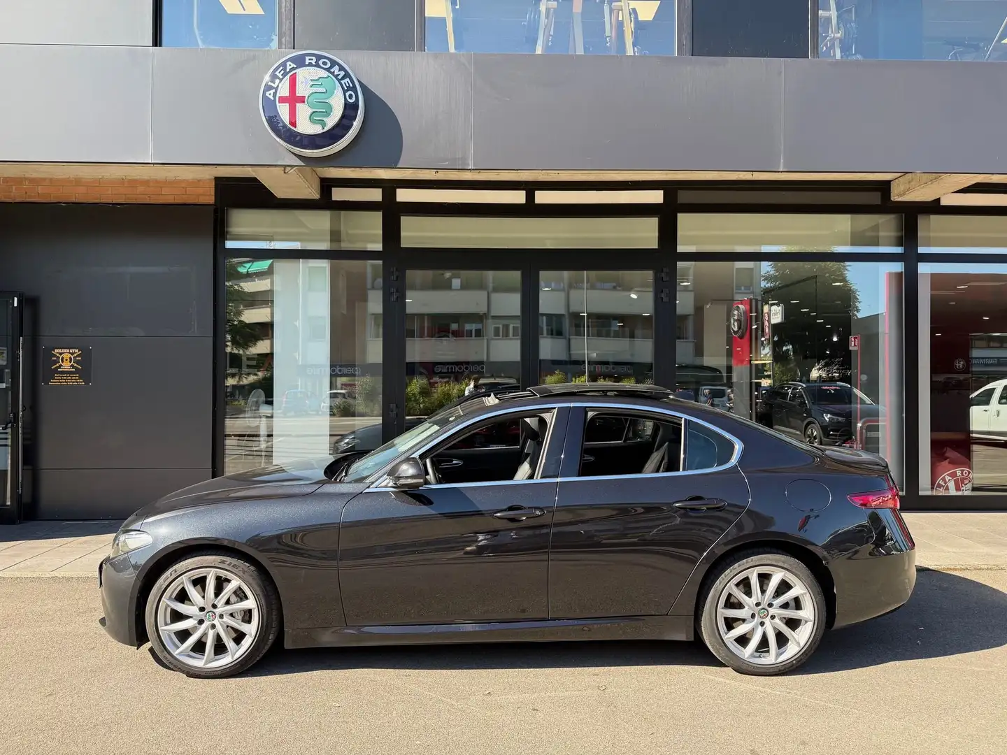 Alfa Romeo Giulia 2.2 Turbodiesel 180 CV AT8 AWD Q4 Executive Rif. Nero - 2