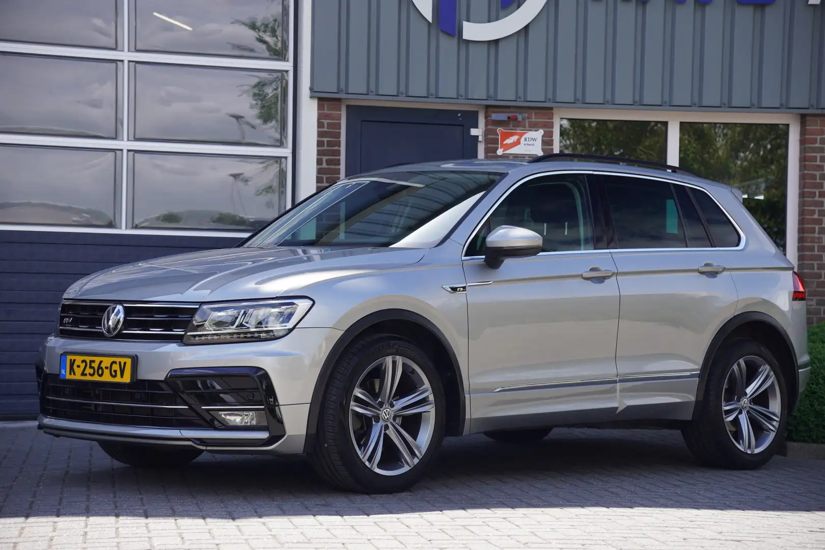 Volkswagen Tiguan 1.5 TSI ACT Highline Business R-Line, AUTOMAAT, LE Gris - 2