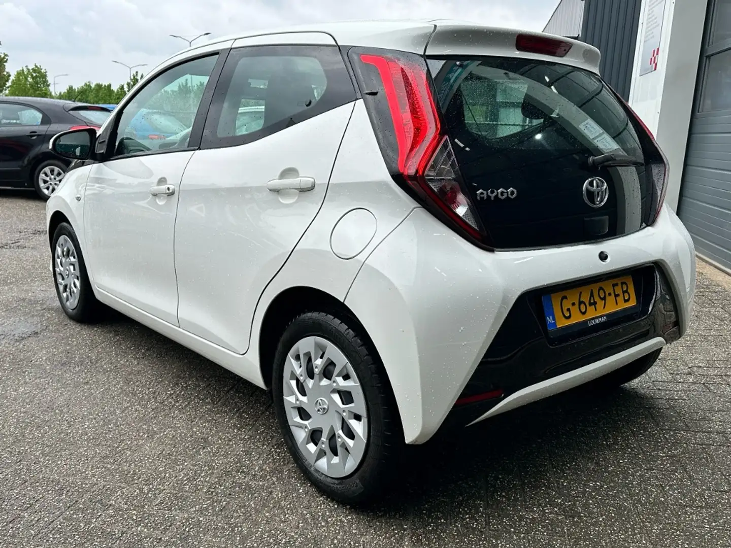 Toyota Aygo 1.0 VVT-i x-play ltd Wit - 2
