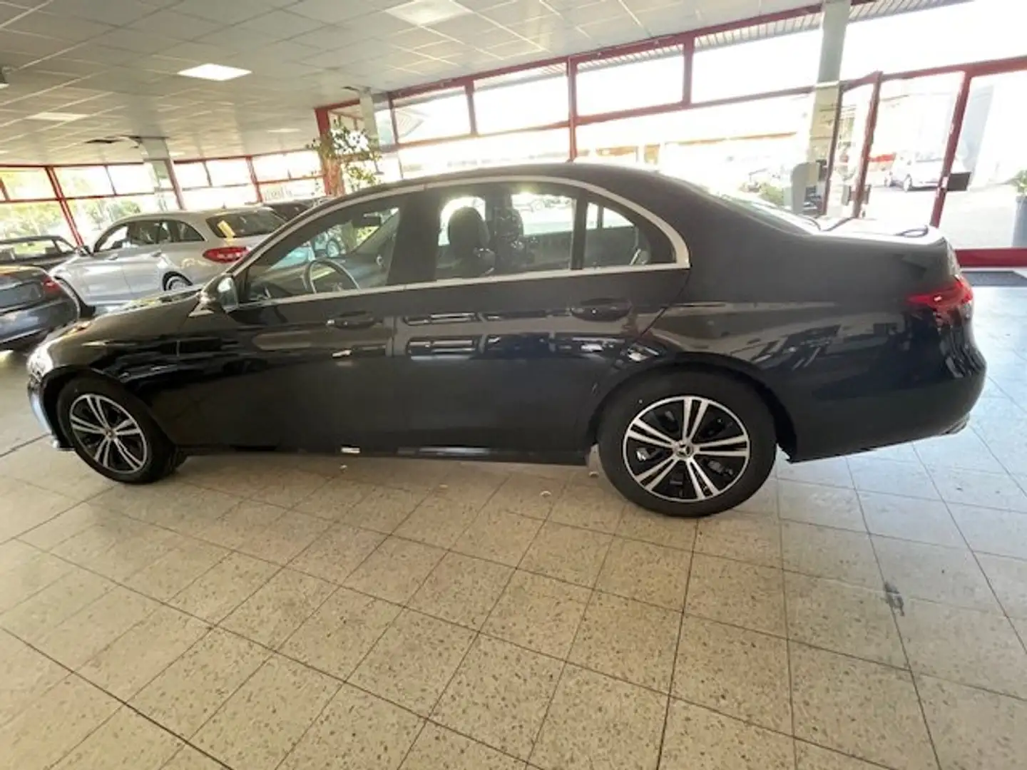 Mercedes-Benz E 300 E-Klasse 9G-TRONIC Avantgarde Schwarz - 1