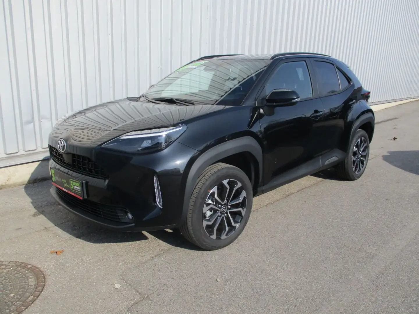 Toyota Yaris Cross 1.5 VVT-i Hybrid Active Drive Aut. Schwarz - 2
