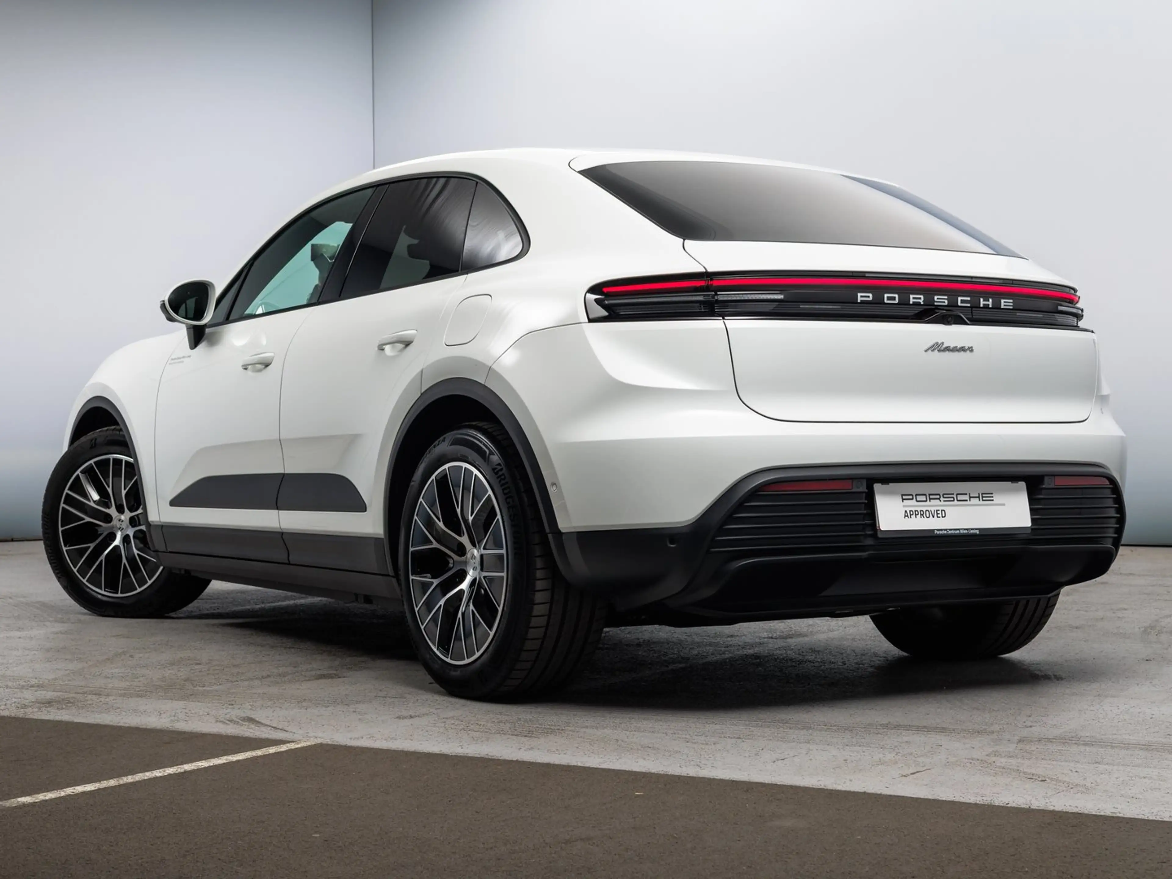 Porsche Macan — photo 3