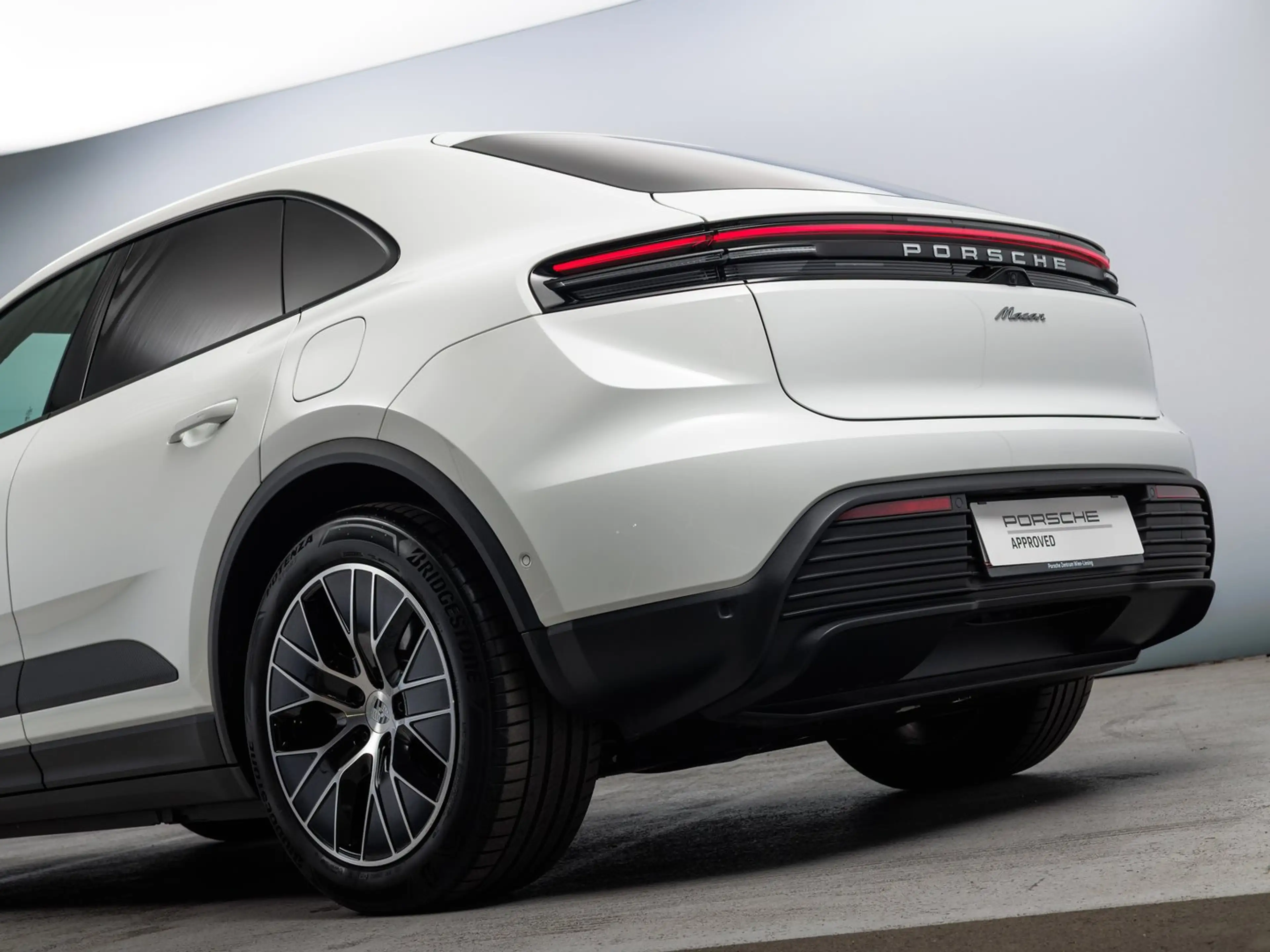 Porsche Macan — photo 14