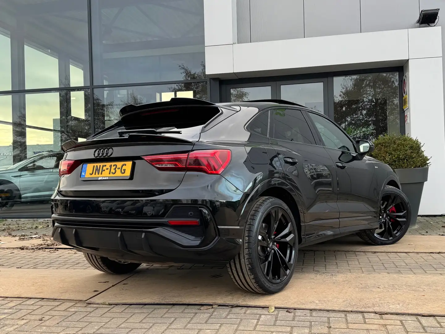 Audi Q3 SPORTBACK 45 TFSI quattro S-Line * Pano * Black Pa Zwart - 2