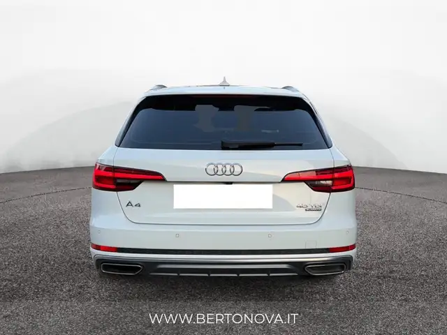 Audi A4 view 4