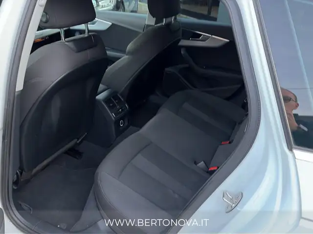 Audi A4 view 11