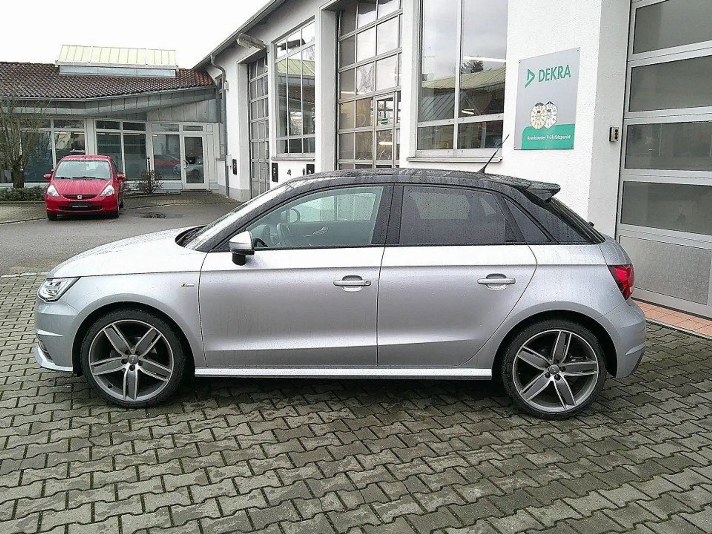 Audi A1 1.0 TFSI Sportback basis ultra NAVI/SHZ/XENON Silber - 2