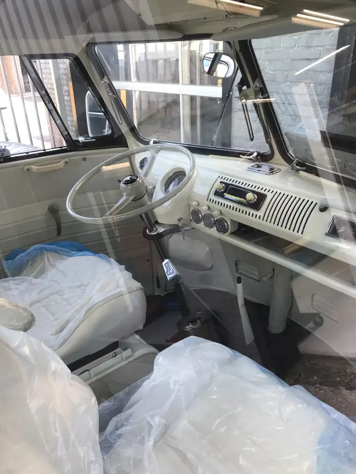 Volkswagen T1 13 Window Deluxe Walk True, foto 3