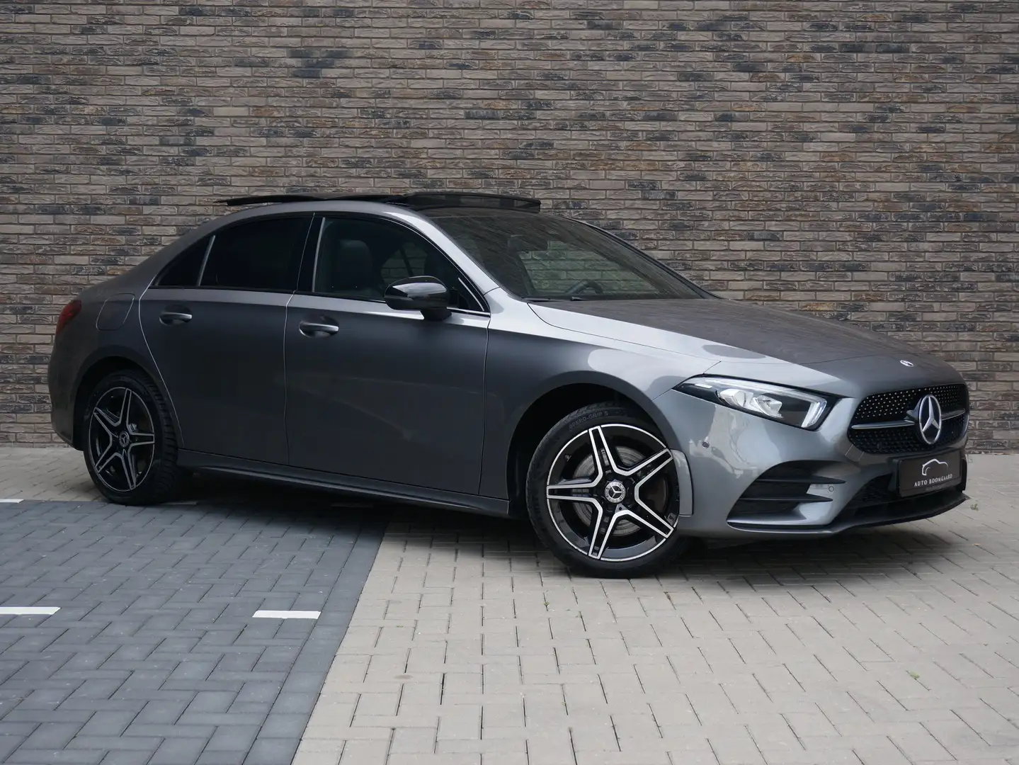 Mercedes-Benz A 250 e AMG Night | Pano Camera Widescreen Carplay LED Grijs - 1