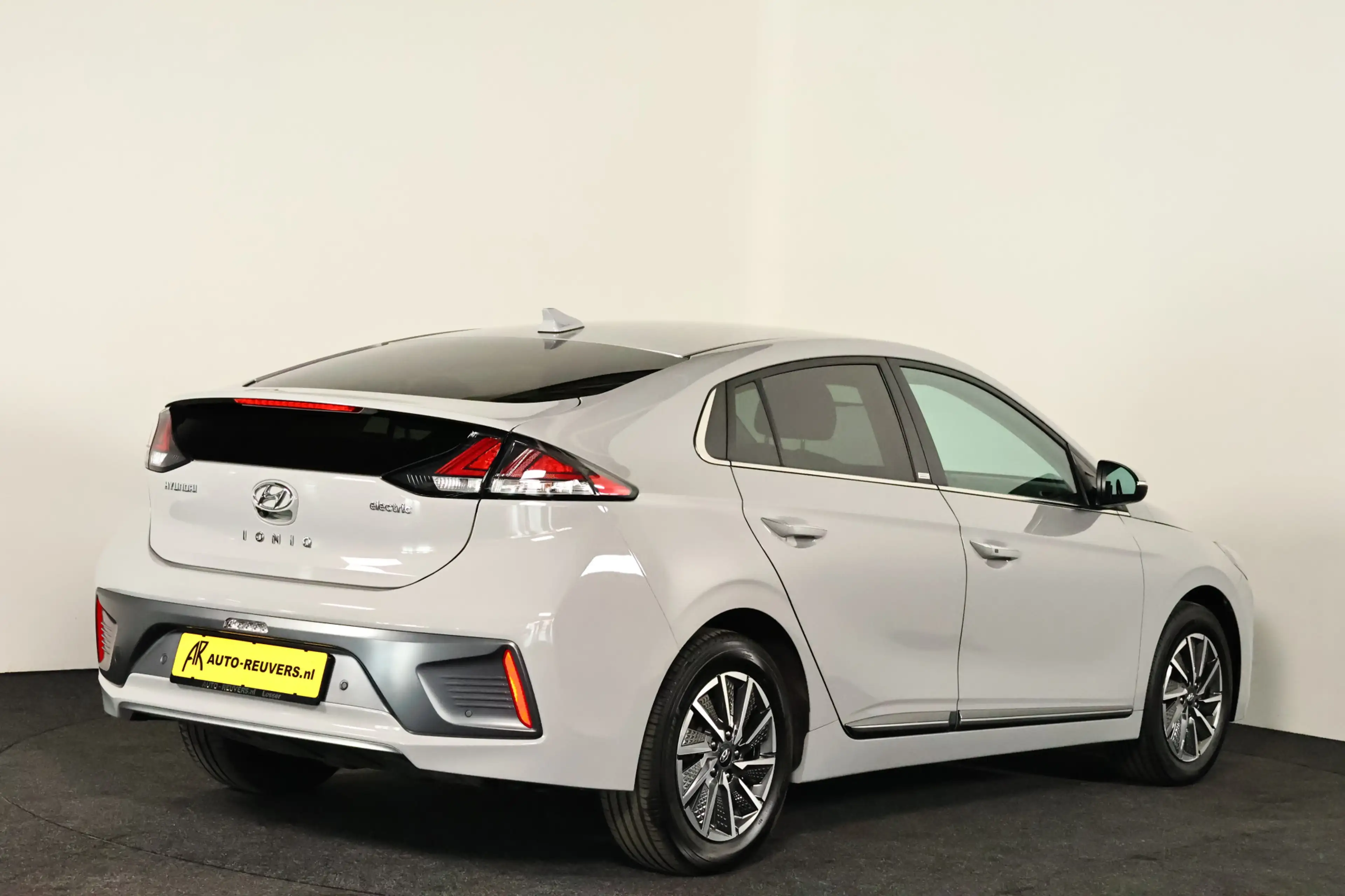 Hyundai IONIQ Comfort EV 38 kWh / ACC / Navi / CarPlay / Camera — photo 6