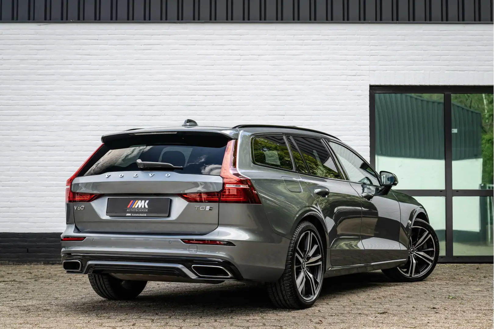 Volvo V60 2.0 T8 Twin Engine AWD R-Design ACC Panorama HuD H Szary - 2
