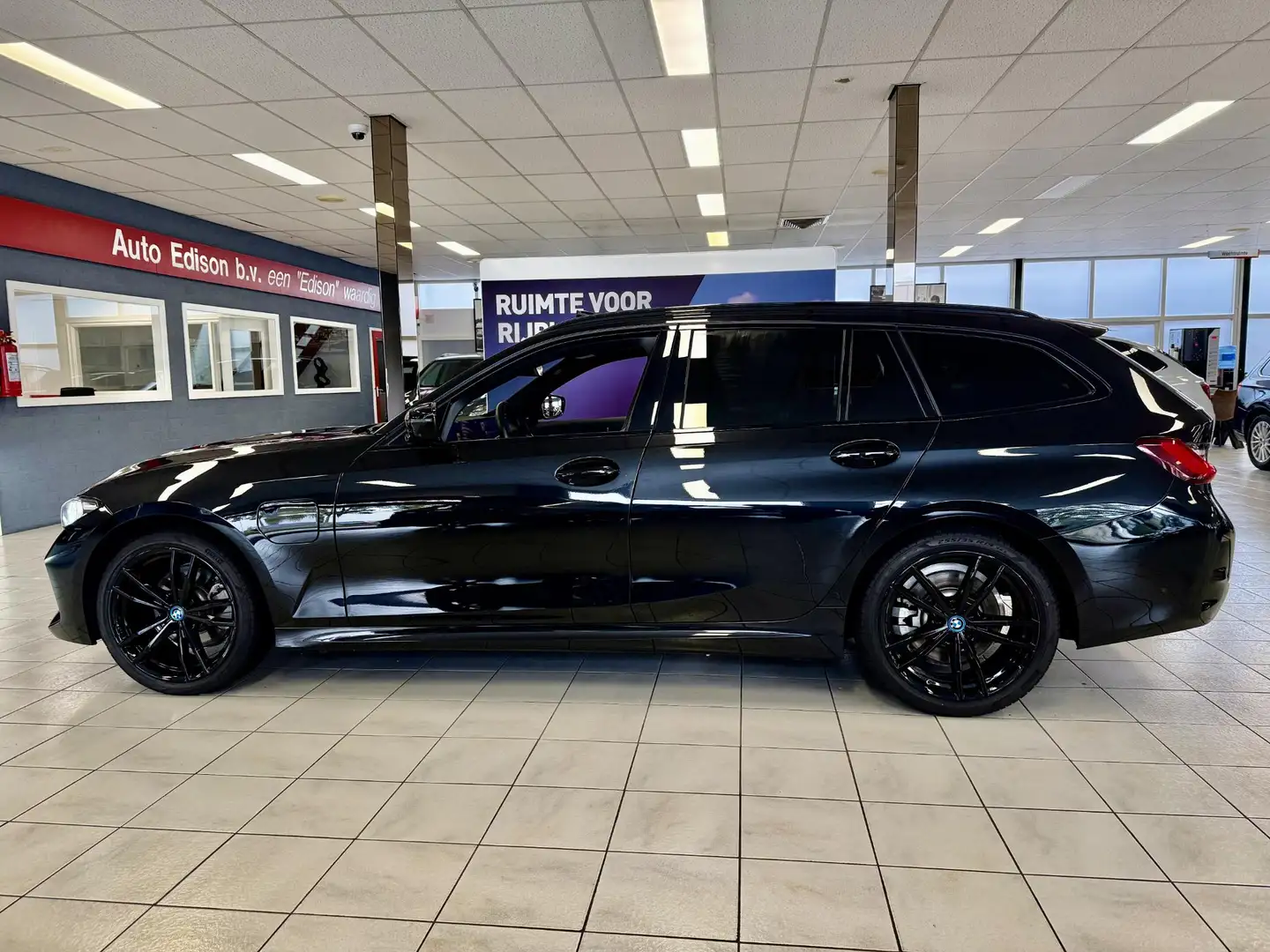 BMW 330 3-serie Touring 330e xDrive *PANO*H&K*360CAM*LEER* Zwart - 2