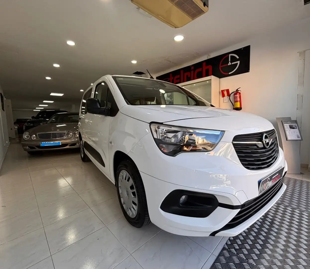 Opel Combo Familiar Manual de 5 Puertas Blanco - 2