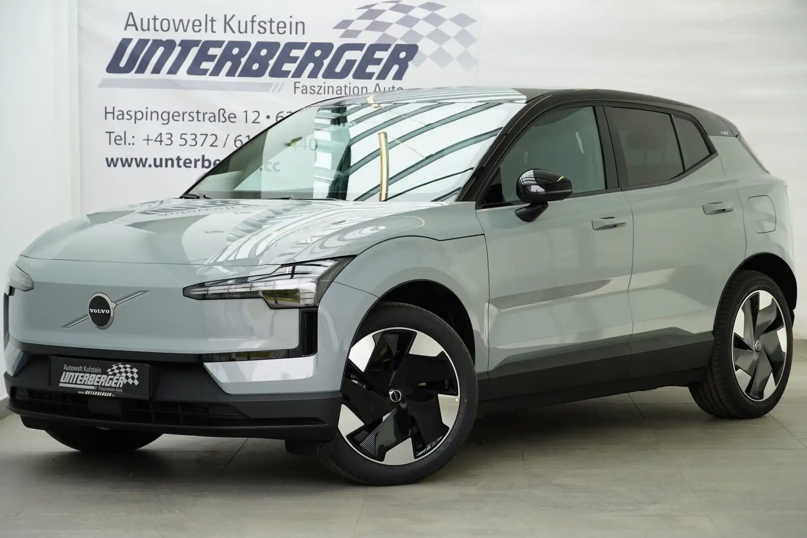 Volvo EX30 Plus 2WD Pure Electric Extented Range Grau - 2
