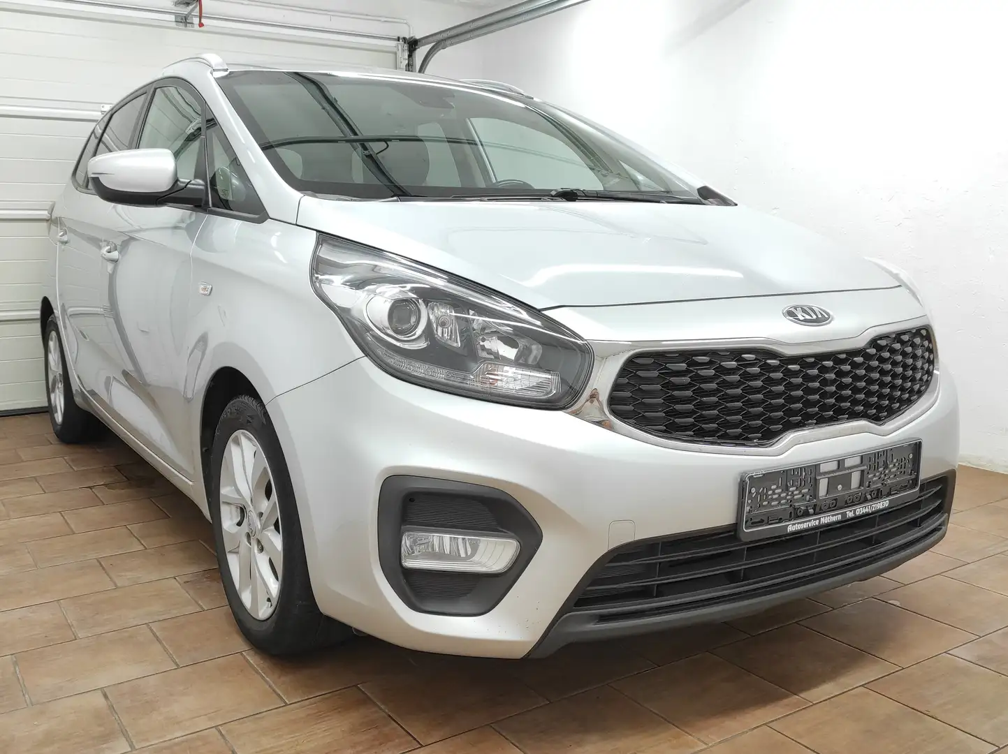 Kia Carens 2.0 KLIMA NAVI KAMERA TEMP BC EURO-6 PDC SHZ USB Stříbrná - 2