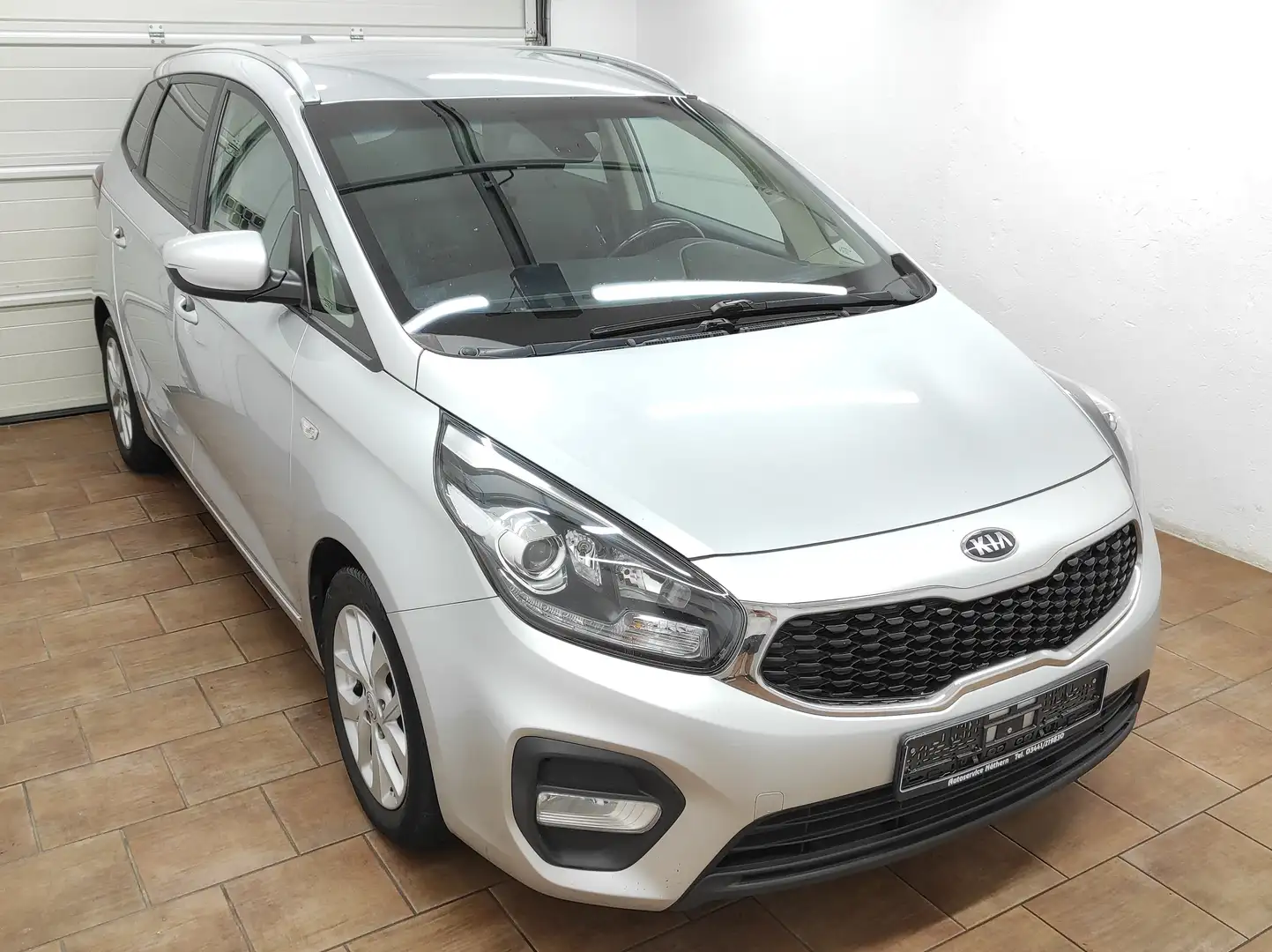 Kia Carens 2.0 KLIMA NAVI KAMERA TEMP BC EURO-6 PDC SHZ USB Stříbrná - 1