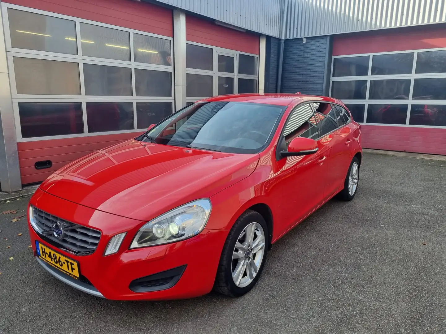 Volvo V60 2.0 D3 Kinetic Rood - 2