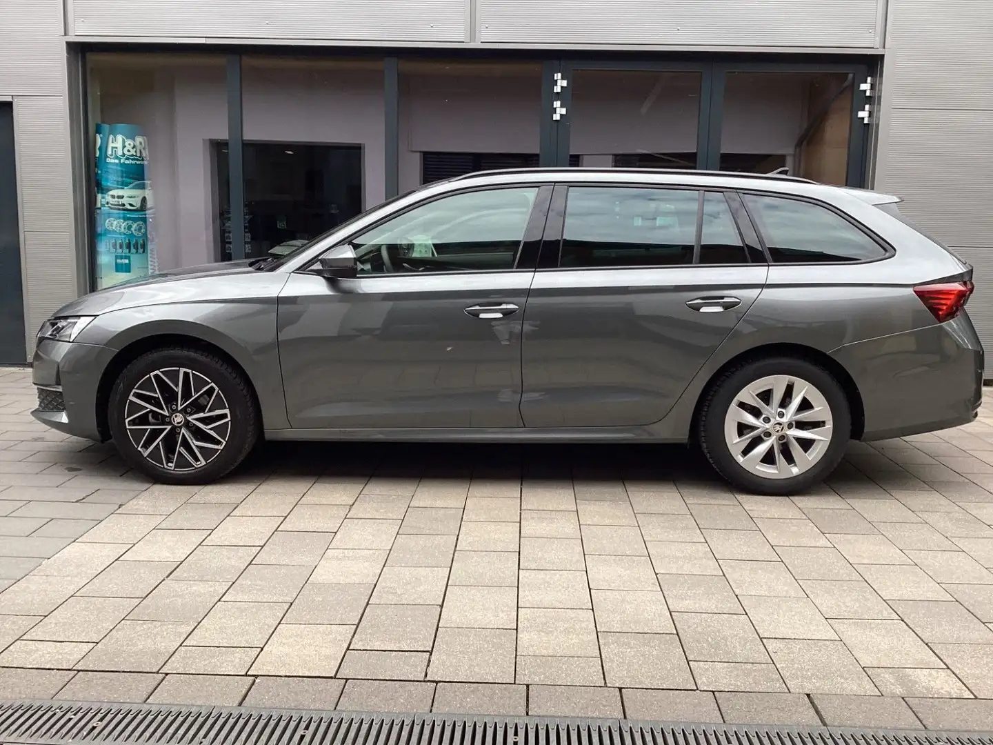 Skoda Octavia Combi 1.5 eTSI DSG Selection LED+AHK+ACC Grau - 1