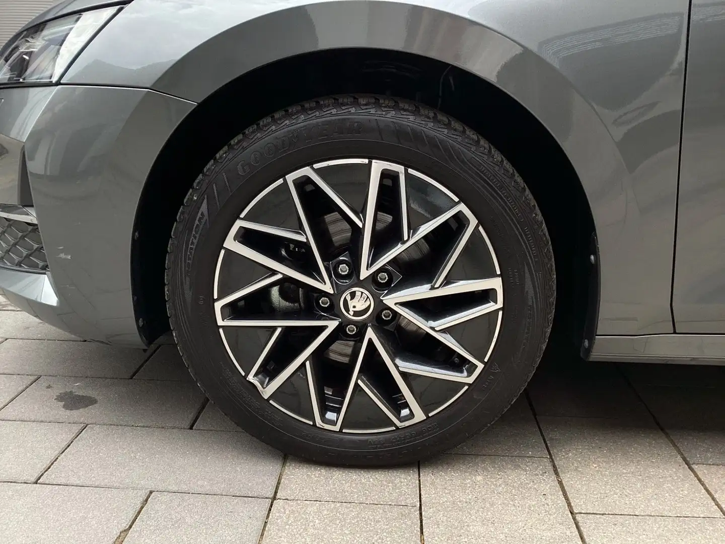 Skoda Octavia Combi 1.5 eTSI DSG Selection LED+AHK+ACC Grau - 2